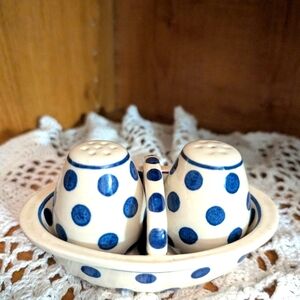 Three piece salt & pepper shakers set
